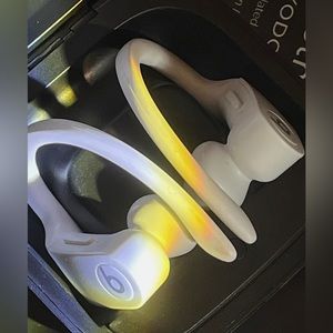 WHITE POWER BEATS PRO                                        comes with charger